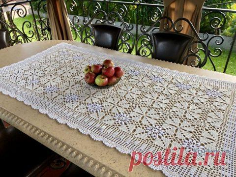 Салфетка — дорожка из квадратных мотивов. Работа Надежды Борисовой