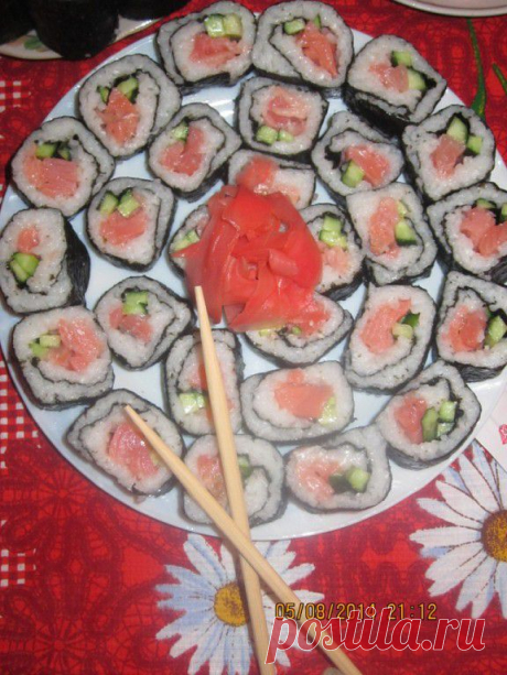 РОЛЛЫ С СЁМГОЙ !!! **Рис с рисовым уксусом, по вкусу. Листы нори -перед тем как класть на них рис, сбрызнуть водичкой, роллы получаются более нежными.  Сёмга солёная, свежий огурчик -соломкой.