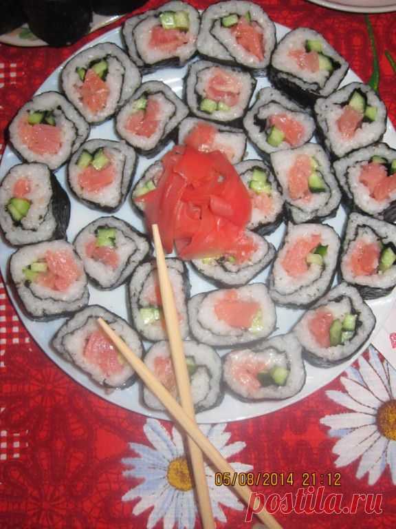 РОЛЛЫ С СЁМГОЙ !!! **Рис с рисовым уксусом, по вкусу. Листы нори -перед тем как класть на них рис, сбрызнуть водичкой, роллы получаются более нежными.  Сёмга солёная, свежий огурчик -соломкой.