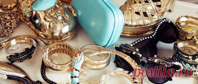 Узнай, какие украшения носить, чтобы выглядеть стильной! Мода диктует новые условия!  Наверное, не существует женщин, которые не любят и не носят украшения. С самых ранних лет любая представительница прекрасного пола не прочь украсить себя при помощи элегантных сережек, блестящих брас…