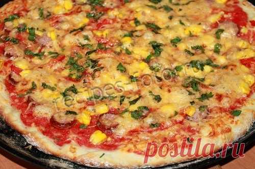 Пицца с колбасой, кукурузой и сыром на тонком тесте