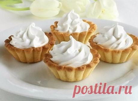 Пирожное "Корзиночки"
Тесто:
100 г сливочного масла
100 г сахара
250 г муки
1 яйцо
1 ч.л. разрыхлителя
Из этих продуктов замесить мягкое тесто. Отщипываем кусочек теста, распределяем его по металлической формочке. Выпекаем при 180-190С до золотистогo цвета.
Начинка:
клубничный джем
Крем белково-заварной:
2 белка
250 г сахара
125 мл. воды
2 ч.л. лимонного сока
Сахар заливаем водой и доводим до кипения. Варим сироп на среднем огне 10-12 минут. Готовность сиропа проверяем так: берём чашку с хо