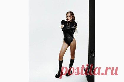 Рита Дакота снялась без штанов. Российская певица и композитор Рита Дакота снялась в откровенном наряде на новом фото. На размещенном снимке 33-летняя исполнительница позировала перед камерой в черном латексном боди без штанов. При этом звезда продемонстрировала подтянутую фигуру и частично оголенные ноги.