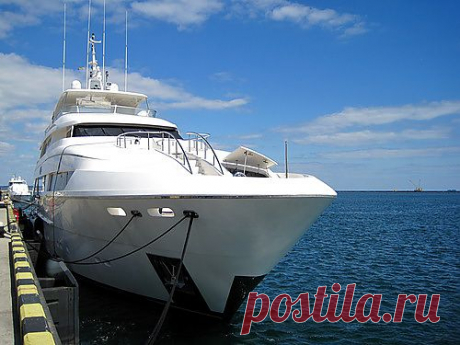 Прогулочная яхта.