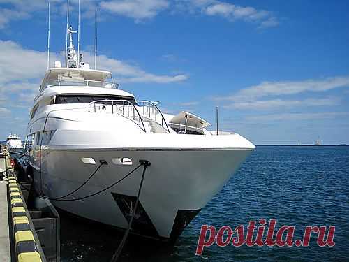 Прогулочная яхта.