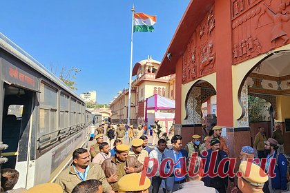 Порно три минуты демонстрировалось на экране железнодорожной станции. Пассажиры железнодорожной станции в Индии стали свидетелями показа порноролика на телеэкранах станции. Трансляция длилась около трех минут. Руководство железной дороги аннулировало контракт с ответственным за показ рекламы на платформах агентством и наложило на него штраф. Было возбуждено уголовное дело.