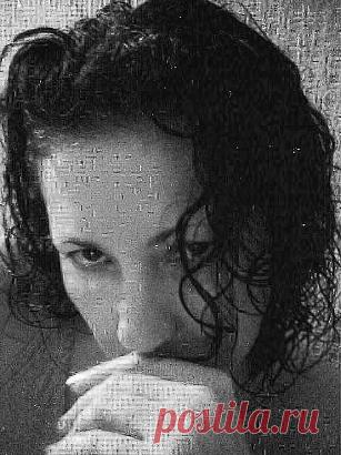 Марина Винтер / Стихи.ру |  Мой ангел, обними меня крылом, И просто посиди тихонько рядом … Не осуждай: ни словом, и ни взглядом, Да, я за всё отвечу, но – потом… Мой ангел, эти несколько минут – От моего рожденья до паденья – Конечно, люди жизнью назовут – Но кто-то – светом, остальные – тенью… Хранитель-ангел, на исходе дня Не плачь напрасно, обо мне горюя, И, если не сумел спасти меня, Спаси всех тех, кого еще люблю я...