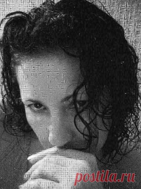 Марина Винтер / Стихи.ру |  Мой ангел, обними меня крылом, И просто посиди тихонько рядом … Не осуждай: ни словом, и ни взглядом, Да, я за всё отвечу, но – потом… Мой ангел, эти несколько минут – От моего рожденья до паденья – Конечно, люди жизнью назовут – Но кто-то – светом, остальные – тенью… Хранитель-ангел, на исходе дня Не плачь напрасно, обо мне горюя, И, если не сумел спасти меня, Спаси всех тех, кого еще люблю я...