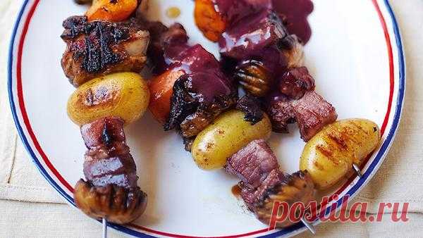 Куриные шашлычки с винным соусом: рецепт от шеф-повара Рейчел Ку Brochettes au coq au vin Рейчел Ку: «Классический coq au vin — это петушок, которого несколько часов
тушат в красном вине. Я решила устроить небольшой переворот и вместо рагу
приготовила шашлычки с со…
