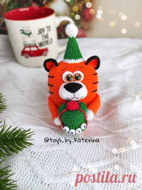 PDF Тигрёнок Мандаринчик крючком. FREE crochet pattern; Аmigurumi animal patterns. Амигуруми схемы и описания на русском. Вязаные игрушки и поделки своими руками #amimore - тигр, маленький тигрёнок к Новому году, тигрята, новогоднее украшение, котик, кот, кошечка, кошка, котенок.