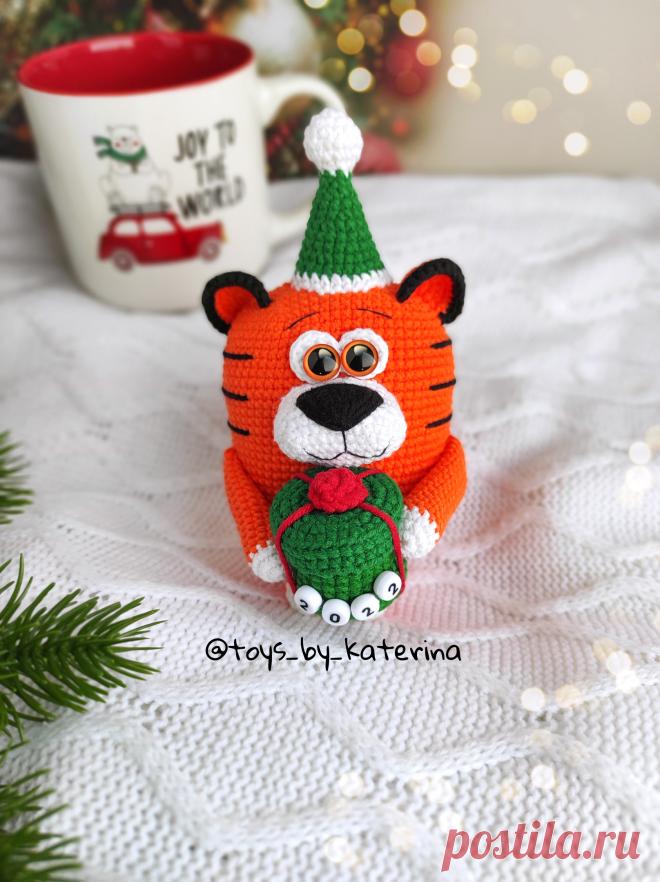 PDF Тигрёнок Мандаринчик крючком. FREE crochet pattern; Аmigurumi animal patterns. Амигуруми схемы и описания на русском. Вязаные игрушки и поделки своими руками #amimore - тигр, маленький тигрёнок к Новому году, тигрята, новогоднее украшение, котик, кот, кошечка, кошка, котенок.