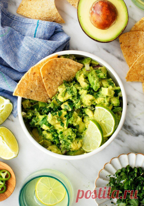 РЕЦЕПТЫ. Гуакамоле
ЛУЧШИЙ рецепт гуакамоле! Всего из 6 простых ингредиентов, это легкая закуска для вечеринки или вкусная начинка для тако, буррито и многого другого. Ингредиенты: 3 спелых авокадо ¼ стакана нарезанного кубиками красного лука ¼ стакана мелко нарезанной кинзы Цедра и сок 2-х лаймов 1 небольшой нарезанный кубиками перца халапеньо или обычного острого ½ чайной ложки крупной […]
Читай пост далее на сайте. Жми ⏫ссылку выше
