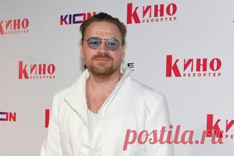 Актер Алексей Барабаш рассказал о двух инсультах из-за массажа. Российский актер Алексей Барабаш рассказал о том, как перенес два инсульта после приема у мануального терапевта. Артист поведал, что из-за проблем со спиной записался на массаж, а на следующий день после процедуры у него парализовало половину тела, после чего случился второй приступ инсульта.