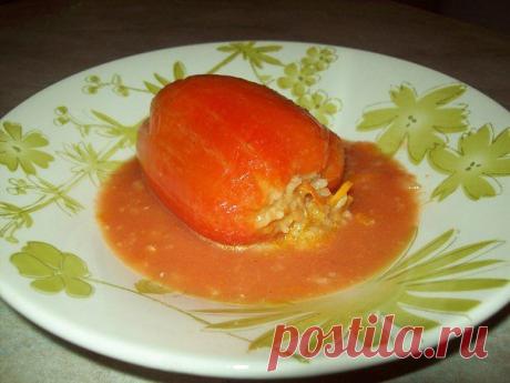 Перец фаршированный рисом и чечевицей в томатном соусе