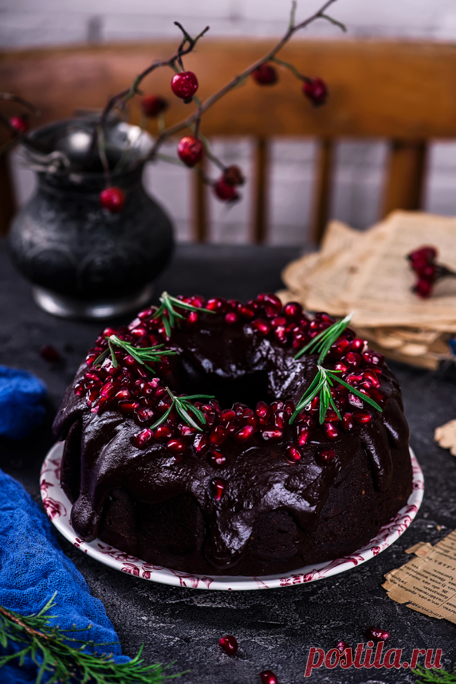 Шоколадный кекс с гранатом