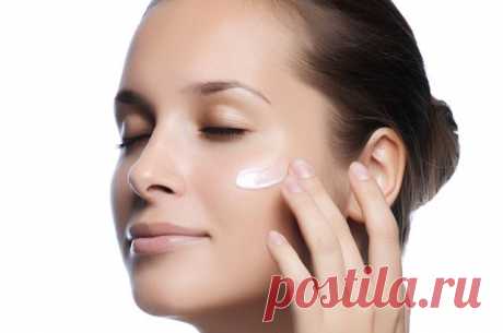 Нежная зона. Как ухаживать за кожей вокруг глаз Кожа на веках и вокруг глаз – самая нежная. Считается, что она в 10 раз тоньше кожи на плече. В результате стареет она раньше, да и взгляд собеседника прежде всего падает на глаза женщины, поэтому эта зона первой выдает приметы возраста.