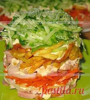 Салат с копчёной курицей и картошкой фри.