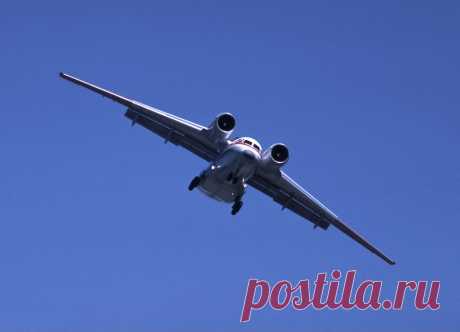 Ан-74 — модификация транспортного самолёта Ан-72 для применения в условиях крайнего Севера, создан в Авиационном научно-техническом комплексе (АНТК) имени О. К. Антонова (Украина).
Первый полёт Ан-74 совершил в 1983 году.