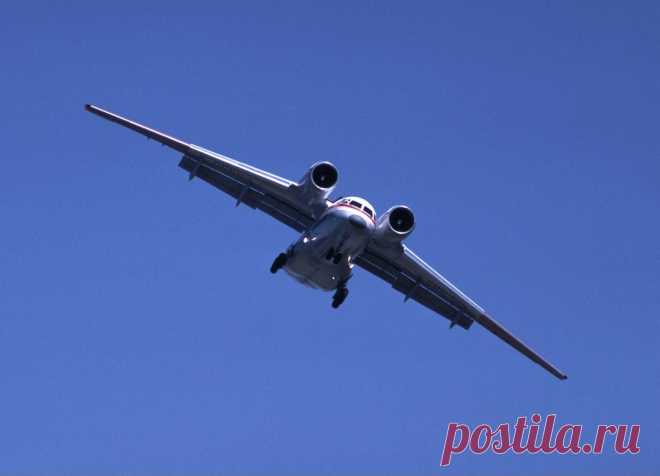 Ан-74 — модификация транспортного самолёта Ан-72 для применения в условиях крайнего Севера, создан в Авиационном научно-техническом комплексе (АНТК) имени О. К. Антонова (Украина).
Первый полёт Ан-74 совершил в 1983 году.