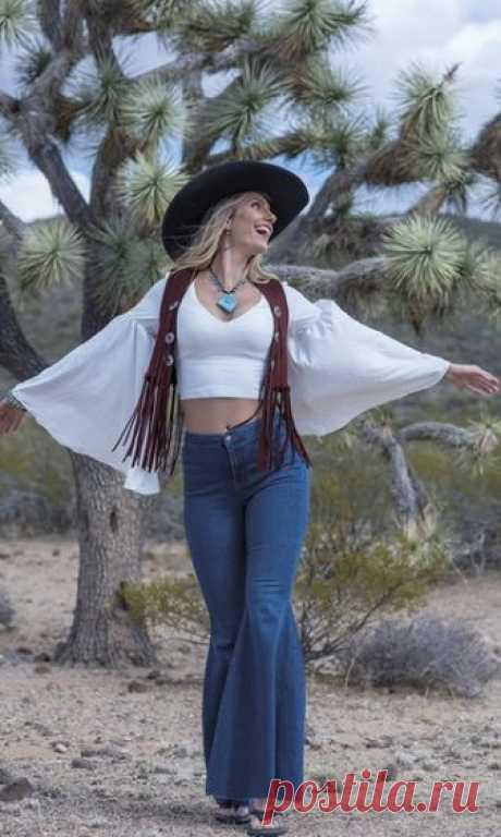 Фотосессия для летнего фестиваля моды в парке Arizona's Joshua Tree Parkway, представленная в журнале "COWGIRL" 
#фотосет@bohostyle #украшения@bohostyl