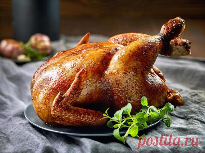 Запеченная курочка целиком к Новому году: от цыпленка-табака до курицы, фаршированной блинами Что вы решили поставить в центр новогоднего стола - уже определились? Выбор велик, хотя и не бесконечен: в центре праздничной трапезы ставится обычно мясное или рыбное блюдо, приготовленное целиком. Например, утка с яблоками, гусь, начиненный кислой капустой, молочный поросенок, пряная курочка или, скажем, фаршированная щука. Если вы сделали выбор в пользу курицы, то подборка реце...