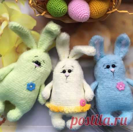PDF Пасхальные кролики крючком. FREE crochet pattern; Аmigurumi animal patterns. Амигуруми схемы и описания на русском. Вязаные игрушки и поделки своими руками #amimore - заяц, зайчик, пасхальный кролик, зайчонок, зайка, маленький крольчонок к Пасхе.