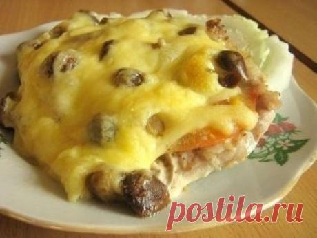 Мясо по-купечески (с грибами)
Продукты
-Свинина (карбонат) - 4 кусочка,
-грибы замороженные развесные - 150-200 гр,
-помидорка - 1 шт,
-сыр - 200-250 гр,
-майонез,
-соль,
-специи - по вкусу.
Описание приготовления
1. Нарезанное кусочками мясо отбиваем через пленку и выкладываем на смазанный маслом противень. Добавляем соль и специи
2. Снимаем с помидорки шкурку (пропарив ее, можно в пароварке-минут 3-5), режем кружочками и выкладываем на мясо
3. Сыр натираем на крупной терке. Часть выкладывае