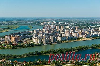 В Краснодаре объяснили запрет на вывески на иностранном языке. Заместитель председателя городской Думы Краснодара Геннадий Уфимцев объяснил введенный в городе запрет на вывески на иностранном языке. В беседе с «Лентой.ру» депутат напомнил об аналогичном федеральном законе. Ранее стало известно, что в Краснодаре запретят делать вывески с надписями на иностранном языке.