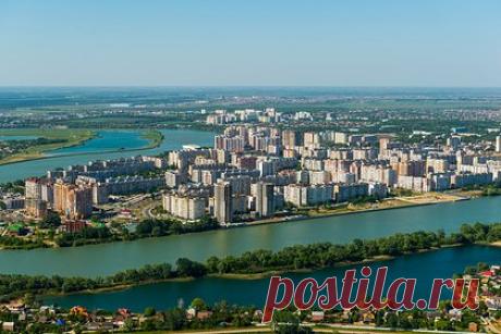 В Краснодаре объяснили запрет на вывески на иностранном языке. Заместитель председателя городской Думы Краснодара Геннадий Уфимцев объяснил введенный в городе запрет на вывески на иностранном языке. В беседе с «Лентой.ру» депутат напомнил об аналогичном федеральном законе. Ранее стало известно, что в Краснодаре запретят делать вывески с надписями на иностранном языке.