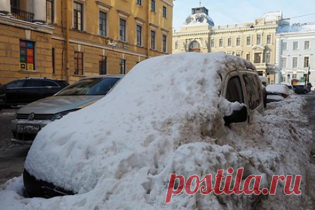 Названы способы достать авто из сугроба. Достать автомобиль из сугроба можно с помощью домкрата или лебедки. Способы справиться с такой проблемой назвал преподаватель кафедры безопасности жизнедеятельности и методики обучения Государственного университета просвещения Малышенко. Перед началом работы эксперт советует надеть защитные перчатки.
