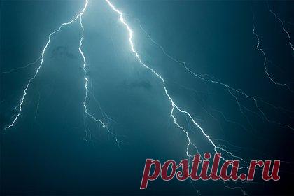 Молния оплавила фюзеляж самолета с россиянами в воздухе