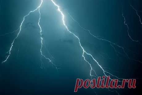 Молния оплавила фюзеляж самолета с россиянами в воздухе