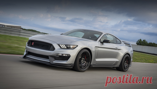 Спорткар Shelby GT350R подтянул управляемость к старшему собрату В штатное оснащение модификации входят колёсные диски из углепластика, облегчённая выхлопная система, крупное антикрыло, а задний диван тут