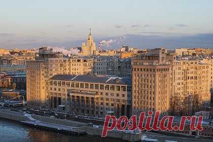 Москвичам назвали самые мистические дома. Одним из самых мистических зданий в Москве считается Дом на Набережной (улица Серафимовича, 2), построенный для советской элиты. В 1930-х годах в этом доме были репрессированы 800 жильцов. По легенде, из некоторых квартир до сих пор доносится плач, а прохожие могут увидеть находящихся в квартирах призраков.