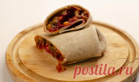 Как сворачивать блины После того как блины или круглый лаваш приготовлены, остается только красиво их свернуть. Такие блины и места занимают меньше, и есть их гораздо удобнее. Свернуть круглые блины можно разными несложными способами: обычным, трубочкой или конв...