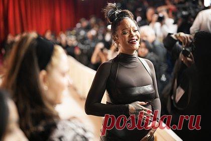 Беременную Рианну заметили с украшением на животе за 135 миллионов рублей. Барбадосская певица Рианна появилась на публике с украшениями за десятки миллионов рублей и привлекла внимание папарацци. Знаменитость надела на живот цепь из дорожки бриллиантов весом 139 каратов ювелирного дома Bayco. Отмечается, что цена аксессуара составляет 1,8 миллиона долларов (135 миллионов рублей).