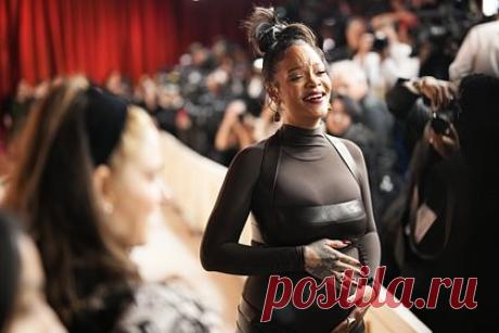 Беременную Рианну заметили с украшением на животе за 135 миллионов рублей. Барбадосская певица Рианна появилась на публике с украшениями за десятки миллионов рублей и привлекла внимание папарацци. Знаменитость надела на живот цепь из дорожки бриллиантов весом 139 каратов ювелирного дома Bayco. Отмечается, что цена аксессуара составляет 1,8 миллиона долларов (135 миллионов рублей).