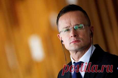 Сийярто заявил об атаке на Венгрию из-за Украины. Глава МИД Венгрии Петер Сийярто в беседе с РИА Новости заявил, что страна подвергается мощным нападкам со стороны евроатлантического сообщества из-за позиции по конфликту России и Украины. По его словам, страна всегда видела только один способ спасти жизни людей — завершить кризис в стране.