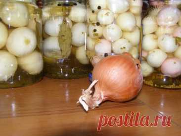 Консервированный лук Удобнее подать готовый лук под мясо или шашлык, добавить такой лук в салат, придать пикантный вкус мясному или овощному рагу. Консервированный лук можно использовать и при приготовлении горячих и холодных бутербродов.Ингредиенты: лук репчатый &mdash; 2,5 кг вода &mdash; 0,7 л сахар...
