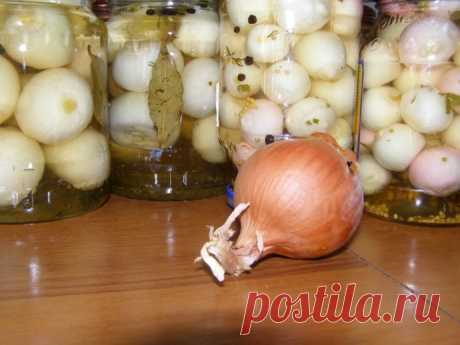 Консервированный лук Удобнее подать готовый лук под мясо или шашлык, добавить такой лук в салат, придать пикантный вкус мясному или овощному рагу. Консервированный лук можно использовать и при приготовлении горячих и холодных бутербродов.Ингредиенты: лук репчатый &mdash; 2,5 кг вода &mdash; 0,7 л сахар...