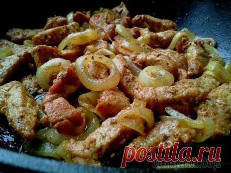 Жареная свинина с луком.