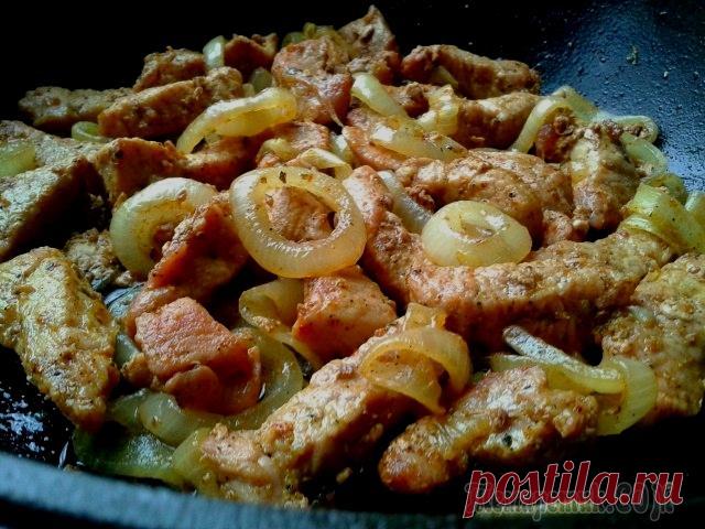 Жареная свинина с луком.