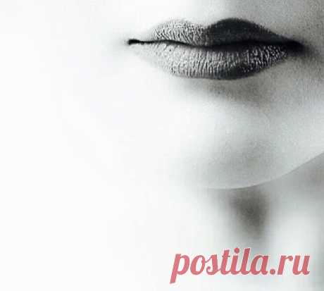 Здравствуй, Отче.
Как там, над крышами? 
Что тебе до меня неверного?
А в аду все как прежде: дышится. И гораздо спокойней нервами.
Расскажи, как она в своем городе, завоеванном ветром и стужами.
Я всегда был в нем болен от холода, 
возвращаясь разбито-простуженны­м.
Покажи мне, в моем одиночестве, все черты ее, тонкие линии.
Ее хрупкие пальцы и мелкие родинки, по щекам идущие клиньями.
Знаешь, Отче, я болен бессонницей, с двадцать третьей своей весны.
Я прощальным подарком в ладони, ей