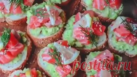 Новогодние тартинки с красной рыбой и авокадо!🌲 ❄ ⛄