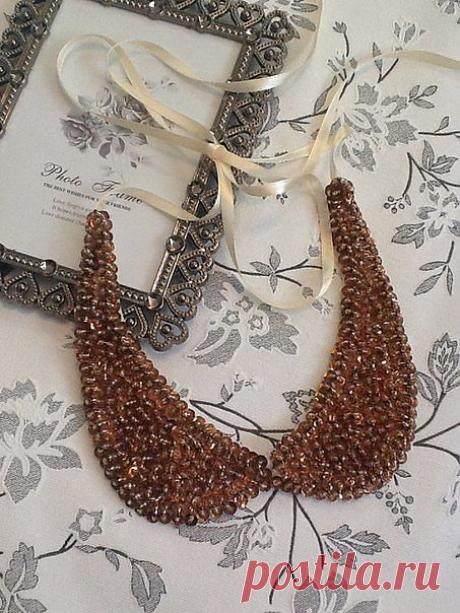 Накладной воротник расшиты бисером и пайетками