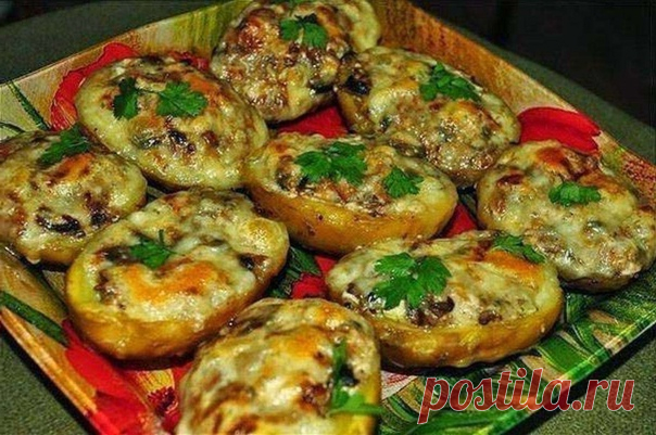 Лодочки из картошки в мундиреИнгредиенты:8 крупных картофелин200 гр ветчины150 гр твердого сыра1 стакан сметаны любой жирности1/2 луковицы1/2 пучка укропа1/2 пучка петрушкисольмолотый перец по вкусуПриготовление:1. Картофелины хорошо моем и отвариваем в мундире, охлаждаем и чистим.2. Далее разрезаем каждую картофелину пополам вдоль и осторожно вынимаем мякоть ложкой из серединки.3. Ветчину и лу...