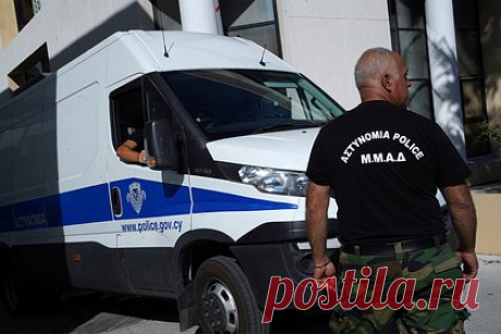 Турист домогался 10-летней девочки на Кипре и попал под суд. 48-летний британский турист, предположительно, подверг 10-летнюю девочку сексуальным домогательствам в отеле в кипрском городе Пафос. Жалобу подали родители пострадавшей. Мужчина предстал перед судом, его арестовали на восемь дней. Расследование уголовного дела продолжается.