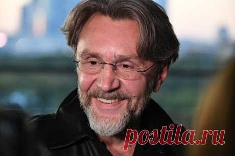 Сергей Шнуров покинул свой продюсерский проект «Зоя». Рок-музыкант Сергей Шнуров покинул свой продюсерский проект «Зоя» — он вышел из состава учредителей ООО «Зояпродакшн», которое занималось продвижением группы. В числе учредителей остался деловой партнер лидера «Ленинграда» ресторатор Илья Эстеров. Сам Шнуров пока никак не прокомментировал свое решение.