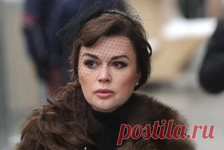 Дочь болеющей раком Заворотнюк вышла на связь после Дня матери. Дочь российской актрисы и звезды сериала «Моя прекрасная няня» Анастасии Заворотнюк, которая уже четыре года борется с раком мозга, вышла на связь после Дня матери. Родственница артистки призналась, что в день праздника у нее не было сил поздравить поклонников, а также назвала его сложным для себя днем.