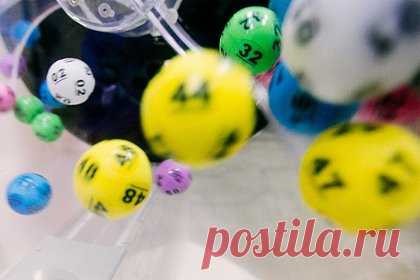 Работники банка выиграли по 2,5 миллиона рублей благодаря мифическому змею. В Таиланде глава муниципалитета Нонг Ят в провинции Накхонпханом заявил, что несколько работников банка выиграли в лотерею по одному миллиону батов (2,5 миллиона рублей) благодаря подсказке мифического змея Нага. Утай Коца заявил, что после заложения в Нонг Яте фундамента статуи Нага, он явился во сне сотруднику банка